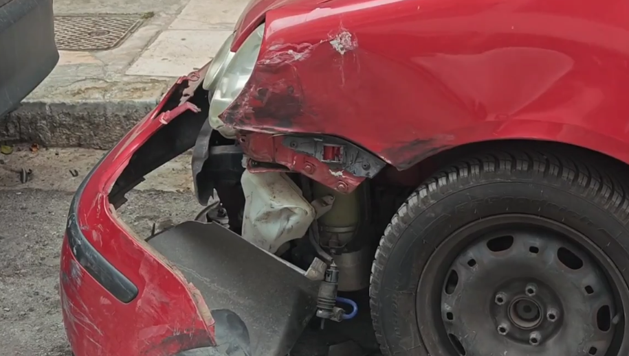 Παγκράτι: Μεθυσμένη οδηγός χτύπησε τρία ΙΧ και μηχανάκι και «καρφώθηκε» σε είσοδο πολυκατοικίας
