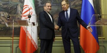 Ο Λαβρόφ επιβεβαιώνει ότι η Ρωσία υποστηρίζει έμπρακτα το Ιράν με στρατιωτικό εξοπλισμό