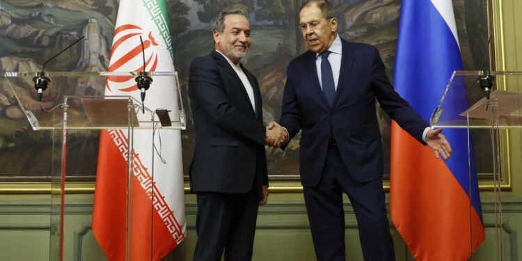 Ο Λαβρόφ επιβεβαιώνει ότι η Ρωσία υποστηρίζει έμπρακτα το Ιράν με στρατιωτικό εξοπλισμό