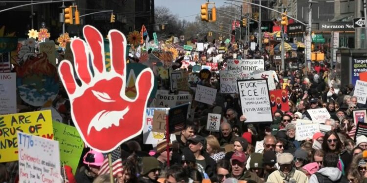 ΗΠΑ: Χιλιάδες πορείες κατά του Τραμπ - 8 εκατομμύρια διαδηλωτές σε συγκεντρώσεις σε όλη τη χώρα