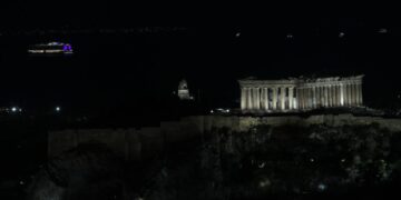 «Ώρα της Γης»: Έσβησαν τα φώτα της Ακρόπολης και της Βουλής