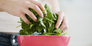 5 πράσινα λαχανικά που έχουν πολύ μεγαλύτερη θρεπτική αξία από το μαρούλι