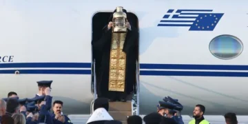 ΥΠΕΞ: "Η κυβέρνηση διαβεβαιώνει ότι θα φέρει το Άγιο Φως στην Ελλάδα"