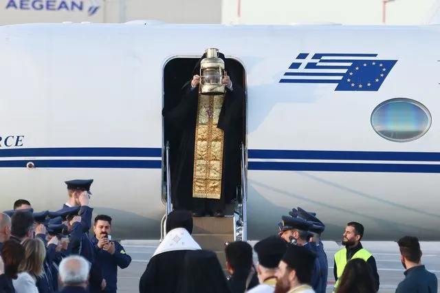 ΥΠΕΞ: "Η κυβέρνηση διαβεβαιώνει ότι θα φέρει το Άγιο Φως στην Ελλάδα"