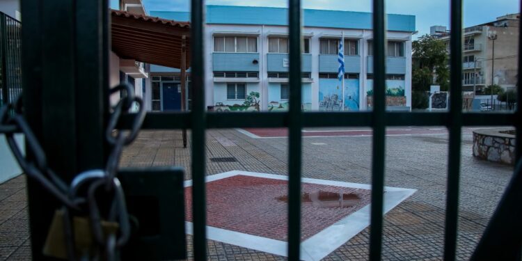 Erminio: Κλειστά τα σχολεία σε Κυκλάδες και Δωδεκάνησα λόγω της κακοκαιρίας