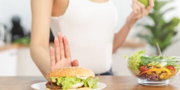 Ποιες υπερ-επεξεργασμένες τροφές αποδυναμώνουν «αθόρυβα» τα οστά σας