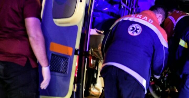 Άνδρας ανασύρθηκε κάτω από όχημα χωρίς τις αισθήσεις του στη Νέα Μάκρη