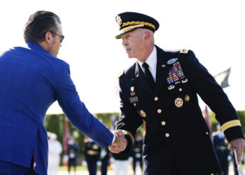 ΗΠΑ: Ο επικεφαλής του Πενταγώνου, Πιτ Χέγκσεθ, απέπεμψε τον αρχηγό του Γενικού Επιτελείου του Στρατού των ΗΠΑ, Ράντι Τζορτζ