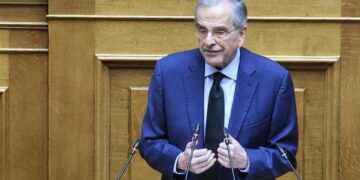 Αντώνης Σαμαράς από τη Βουλή: «Κύριε πρωθυπουργέ, έχει διερευνήσει κάποια υπηρεσία γιατί παρακολουθούσαν το τηλέφωνό μου;»