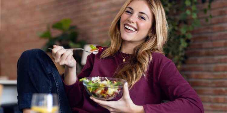 Τι να συμπεριλαμβάνετε στο μεσημεριανό σας για να διατηρείτε την ενέργεια και αντοχή σας όλη τη μέρα