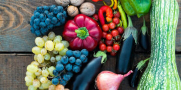 Πρησμένα πόδια: Ποιες τροφές μπορούν να μειώσουν τη φλεγμονή, να βελτιώσουν την κυκλοφορία και να βοηθήσουν να γίνουν πιο ελαφριά και ξεκούραστα καθημερινά