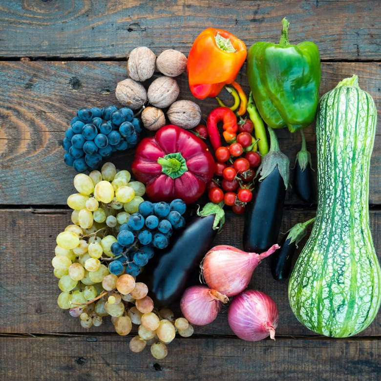 Πρησμένα πόδια: Ποιες τροφές μπορούν να μειώσουν τη φλεγμονή, να βελτιώσουν την κυκλοφορία και να βοηθήσουν να γίνουν πιο ελαφριά και ξεκούραστα καθημερινά