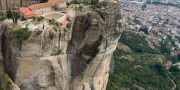 Τραγωδία στα Μετέωρα: Γυναίκα έπεσε από τα βράχια Ιεράς Μονής και σκοτώθηκε