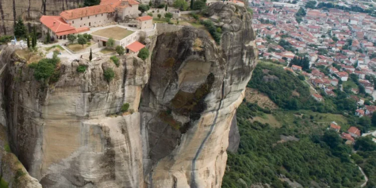 Τραγωδία στα Μετέωρα: Γυναίκα έπεσε από τα βράχια Ιεράς Μονής και σκοτώθηκε