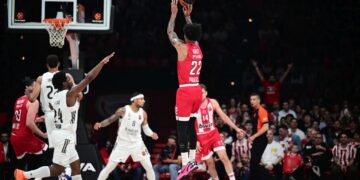 Euroleague: Ο Ολυμπιακός νίκησε με 102-88 τη Ρεάλ στο ΣΕΦ και έμεινε μόνος στην κορυφή