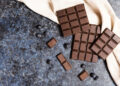 Πώς η κατανάλωση μαύρης σοκολάτας μπορεί να επηρεάσει τη λειτουργία του εγκεφάλου