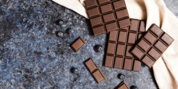 Πώς η κατανάλωση μαύρης σοκολάτας μπορεί να επηρεάσει τη λειτουργία του εγκεφάλου