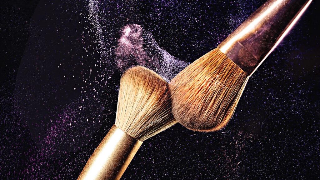 Πώς να καθαρίσετε και να συντηρήσετε σωστά τα πινέλα του μακιγιάζ