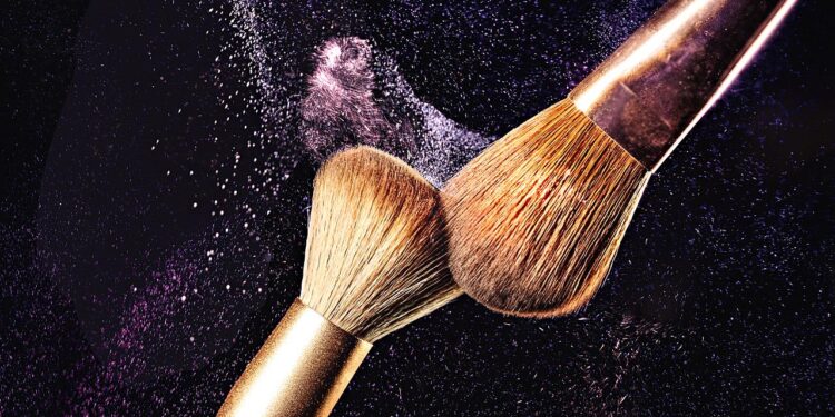 Πώς να καθαρίσετε και να συντηρήσετε σωστά τα πινέλα του μακιγιάζ