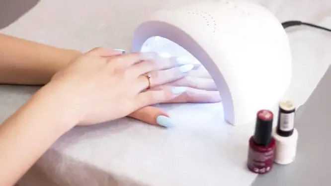 Λάμπες μανικιούρ: Αντηλιακό για να προστατεύετε τα χέρια σας