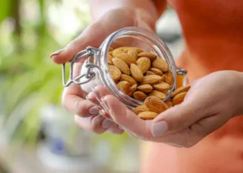 Αμύγδαλα: Ένα ιδανικό σνακν αν έχετε πίεση, ζάχαρο και χοληστερίνη