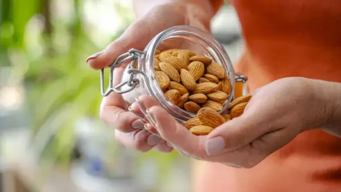 Αμύγδαλα: Ένα ιδανικό σνακν αν έχετε πίεση, ζάχαρο και χοληστερίνη