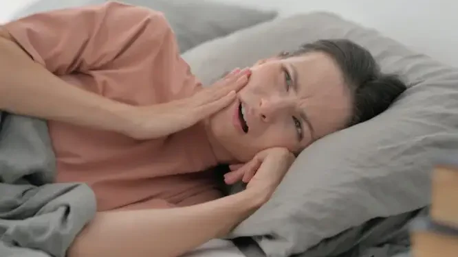 Πώς να σταματήσετε να τρίζετε τα δόντια σας τη νύχτα