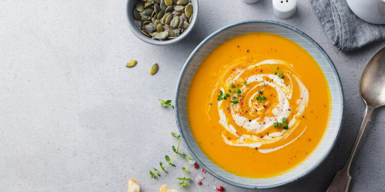 Απλά βήματα για να ετοιμάσετε μια θρεπτική σούπα γλυκοπατάτας