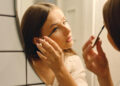 Τα πιο αποτελεσματικά tips για φυσική λάμψη χωρίς highlighter