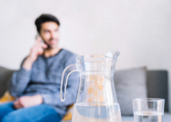 Πόσο νερό πρέπει πραγματικά να πίνεις κάθε μέρα;