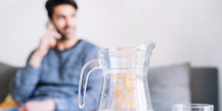 Πόσο νερό πρέπει πραγματικά να πίνεις κάθε μέρα;