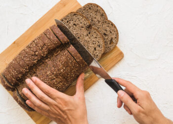Τι συμβαίνει στο σώμα σου όταν κόβεις το ψωμί