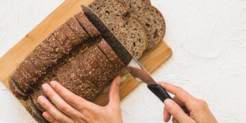 Τι συμβαίνει στο σώμα σου όταν κόβεις το ψωμί