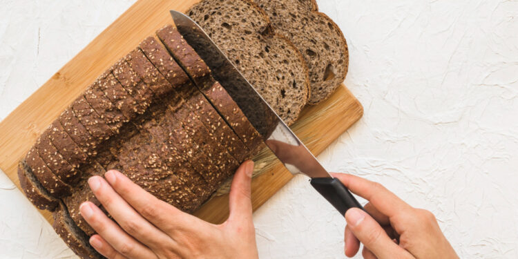 Τι συμβαίνει στο σώμα σου όταν κόβεις το ψωμί