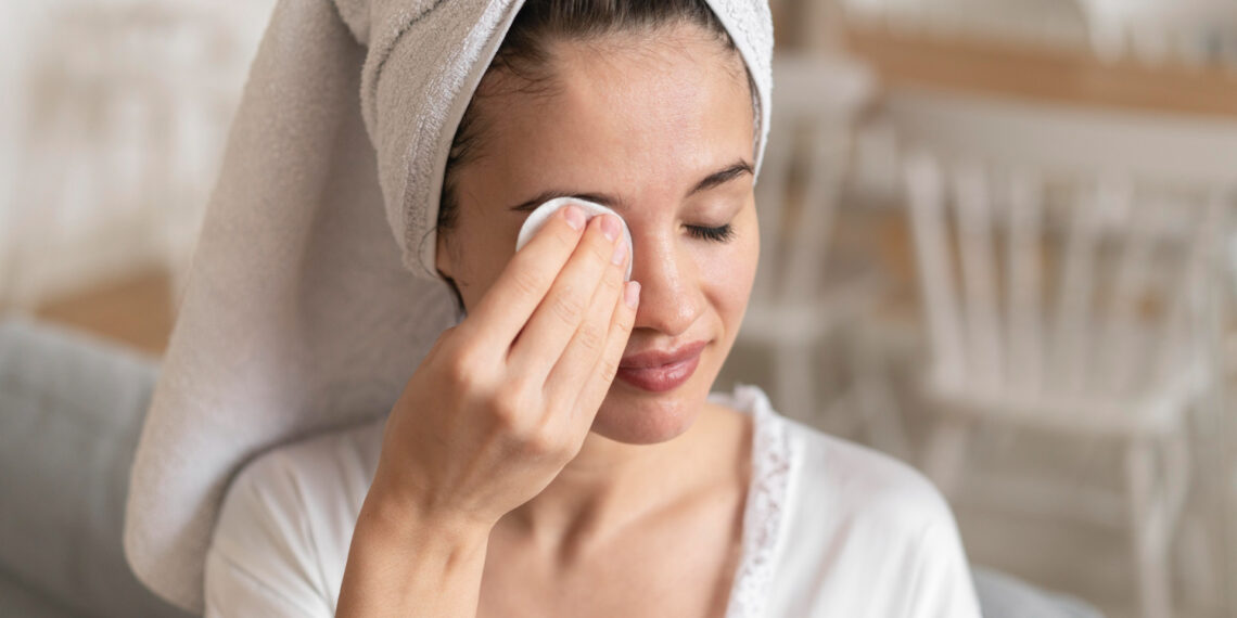 Πώς να κάνεις σωστό ντεμακιγιάζ χωρίς να ταλαιπωρείς την επιδερμίδα σου