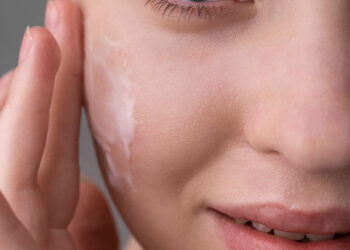 Skincare layering: με ποια σειρά πρέπει να βάζεις τα προϊόντα σου για μέγιστο αποτέλεσμα