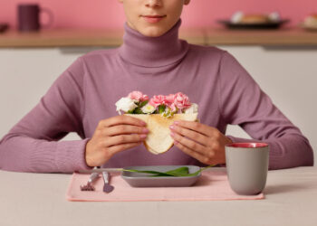 Τι είναι το mindful eating και πώς βοηθά