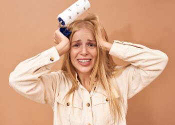 Τα πιο συχνά λάθη στο λούσιμο που καταστρέφουν τα μαλλιά