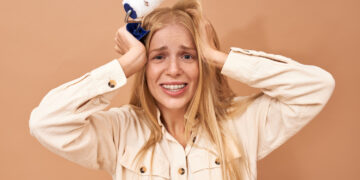 Τα πιο συχνά λάθη στο λούσιμο που καταστρέφουν τα μαλλιά