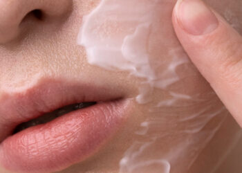 Ο πλήρης οδηγός για skincare layering χωρίς συγκρούσεις δραστικών συστατικών