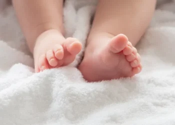 Ηλεία: Ομόφωνα αθώος ο παιδίατρος για την ψευδή κατηγορία ασέλγειας στο βρέφος του