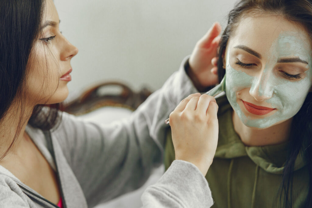 Χημικά peeling: πώς λειτουργούν και ποιοι είναι κατάλληλοι υποψήφιοι