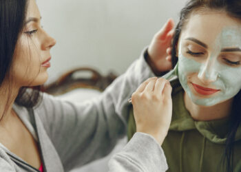 Χημικά peeling: πώς λειτουργούν και ποιοι είναι κατάλληλοι υποψήφιοι