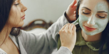 Χημικά peeling: πώς λειτουργούν και ποιοι είναι κατάλληλοι υποψήφιοι