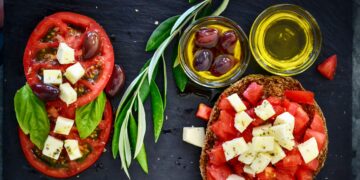 Γιατί η Μεσογειακή Διατροφή Υπερτερεί σε Σύγκριση με Άλλα Δημοφιλή Μοντέλα Διατροφής
