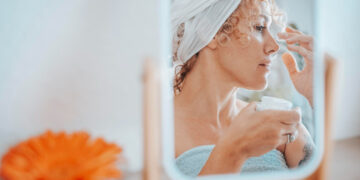 Τι πρέπει να αλλάξετε στη skincare ρουτίνα σας ανά εποχή