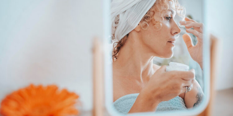 Τι πρέπει να αλλάξετε στη skincare ρουτίνα σας ανά εποχή